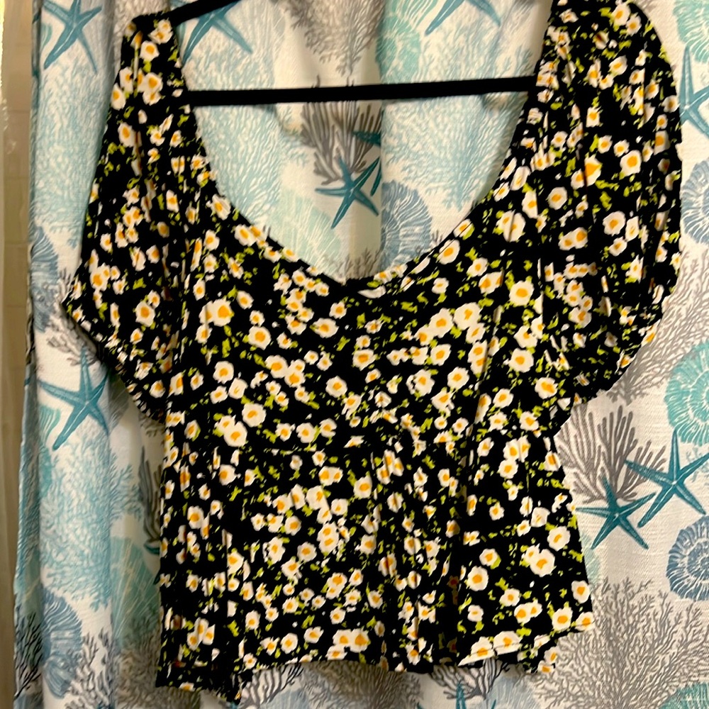 Black white sunflower top size 2X crop top.
